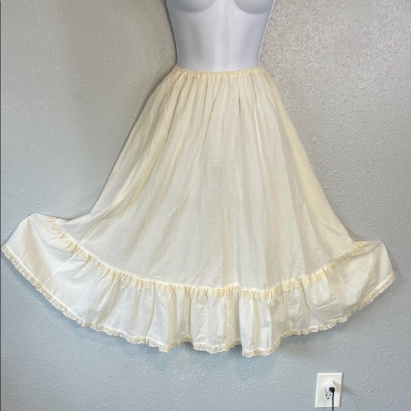 Vintage Byer California Cream Ruffle Hem Skirt – Size Small - Picture 5 of 10